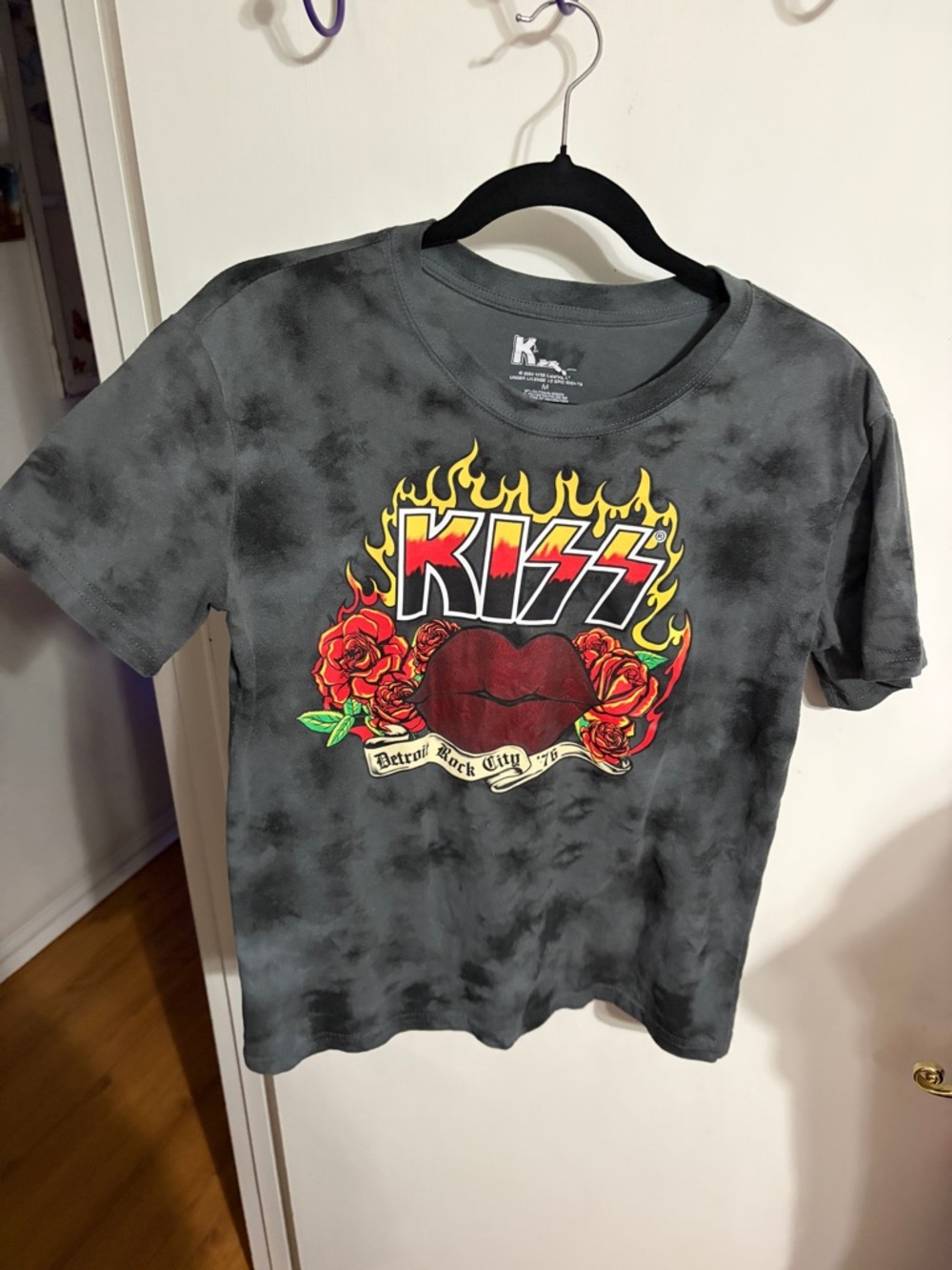 🧡 Medium Kiss Gray Tie-Dye Tee with Red Lips, Yellow Flames & Red Roses